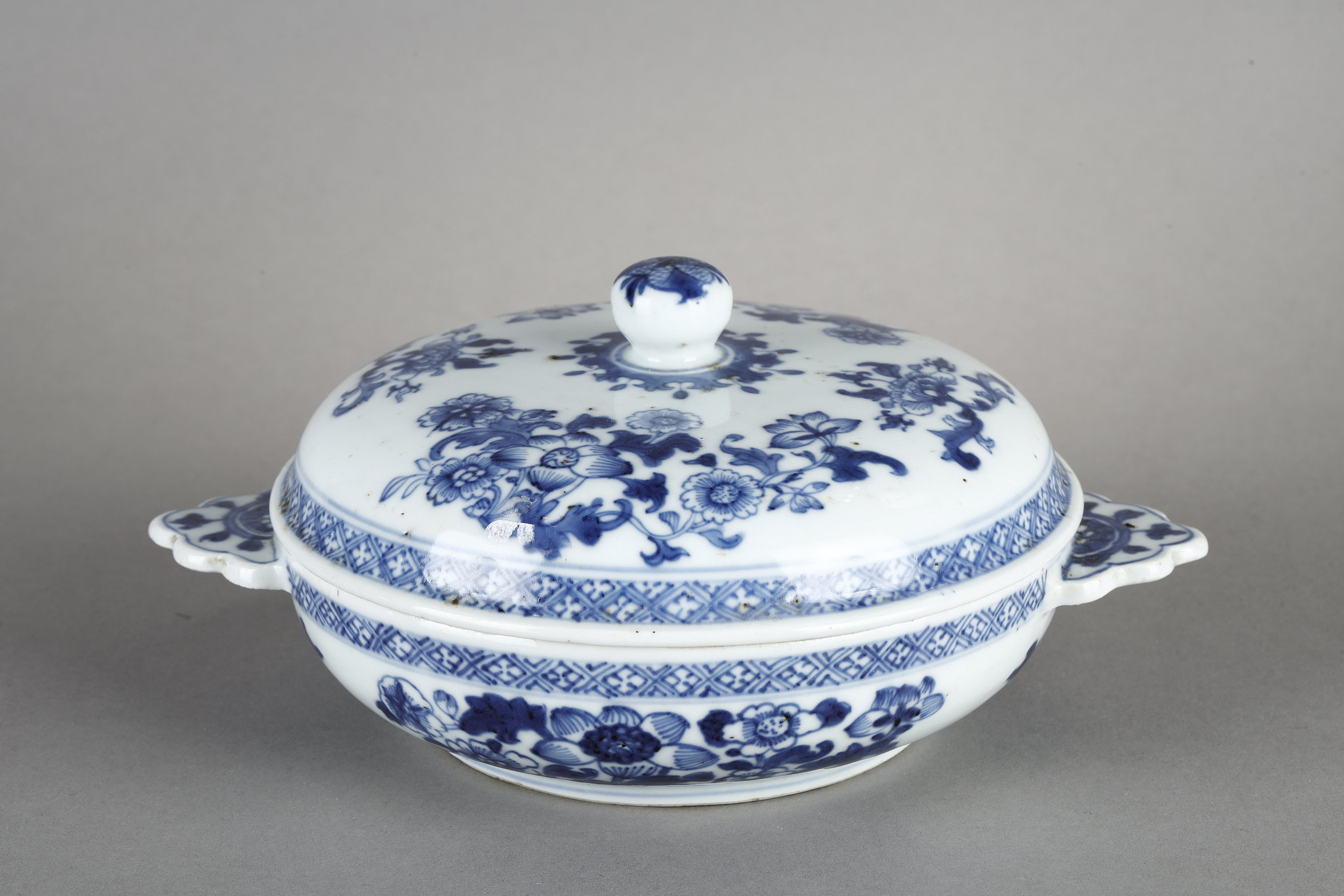 Blue White porcelain covered bowl according to a form of Western silverware. China  around 1740 